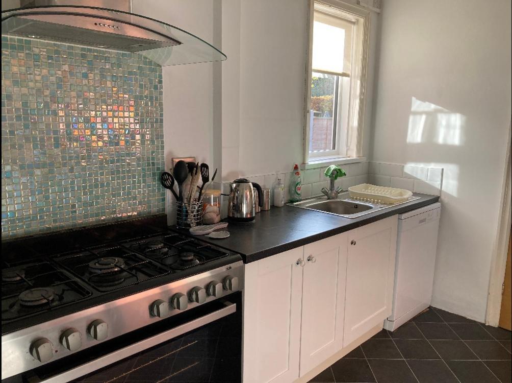 Large 5 Bed House In Scarborough Near The Beach, Large Garden & Hot Tub Exterior photo