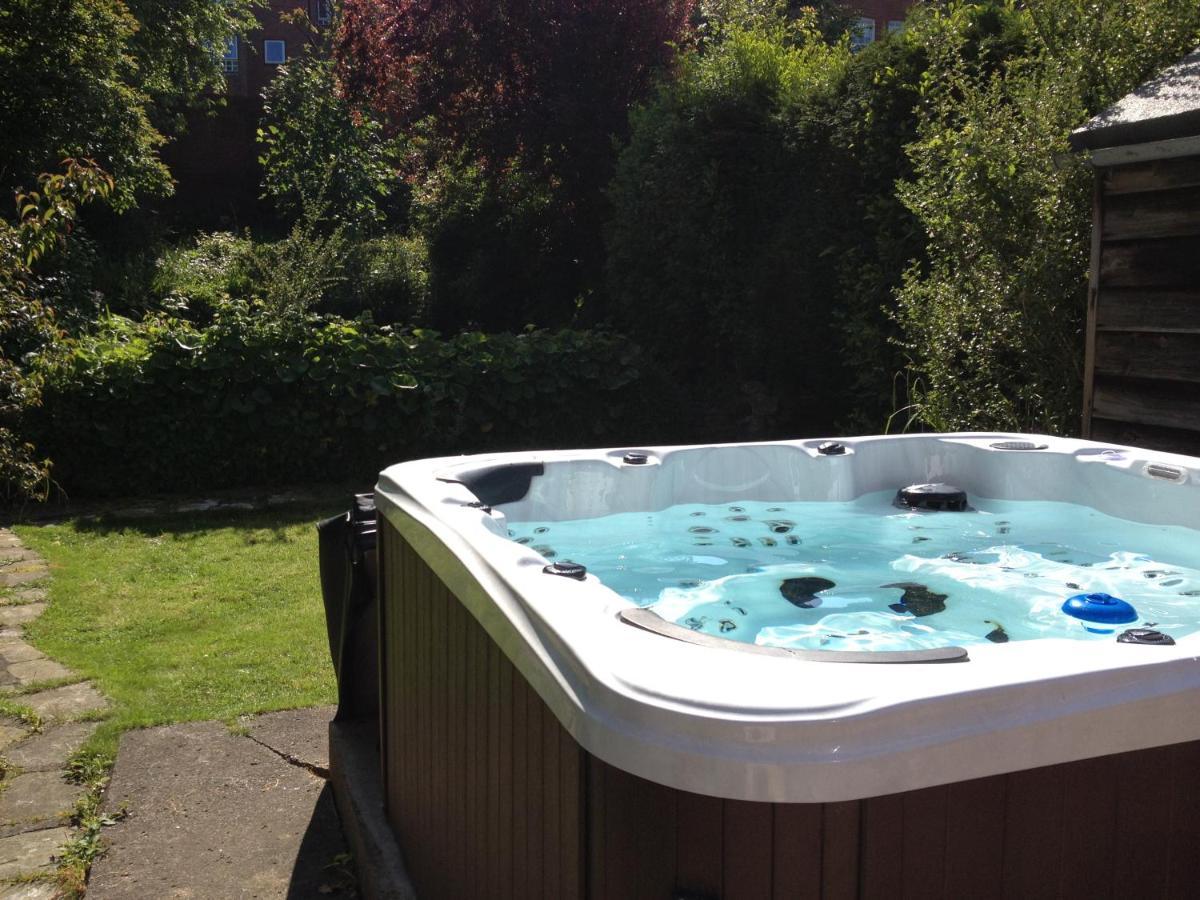 Large 5 Bed House In Scarborough Near The Beach, Large Garden & Hot Tub Exterior photo