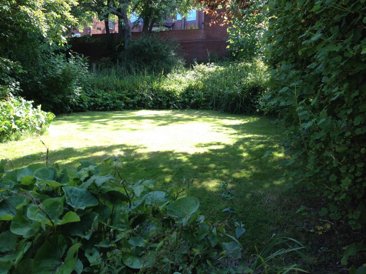 Large 5 Bed House In Scarborough Near The Beach, Large Garden & Hot Tub Exterior photo