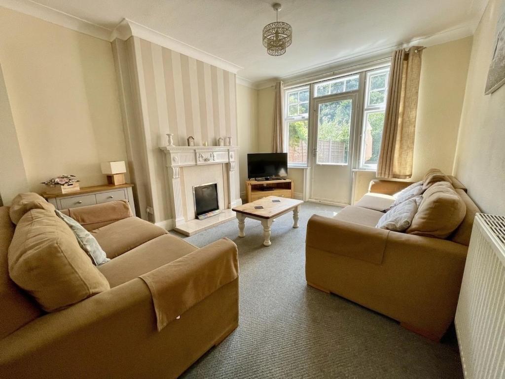 Large 5 Bed House In Scarborough Near The Beach, Large Garden & Hot Tub Exterior photo