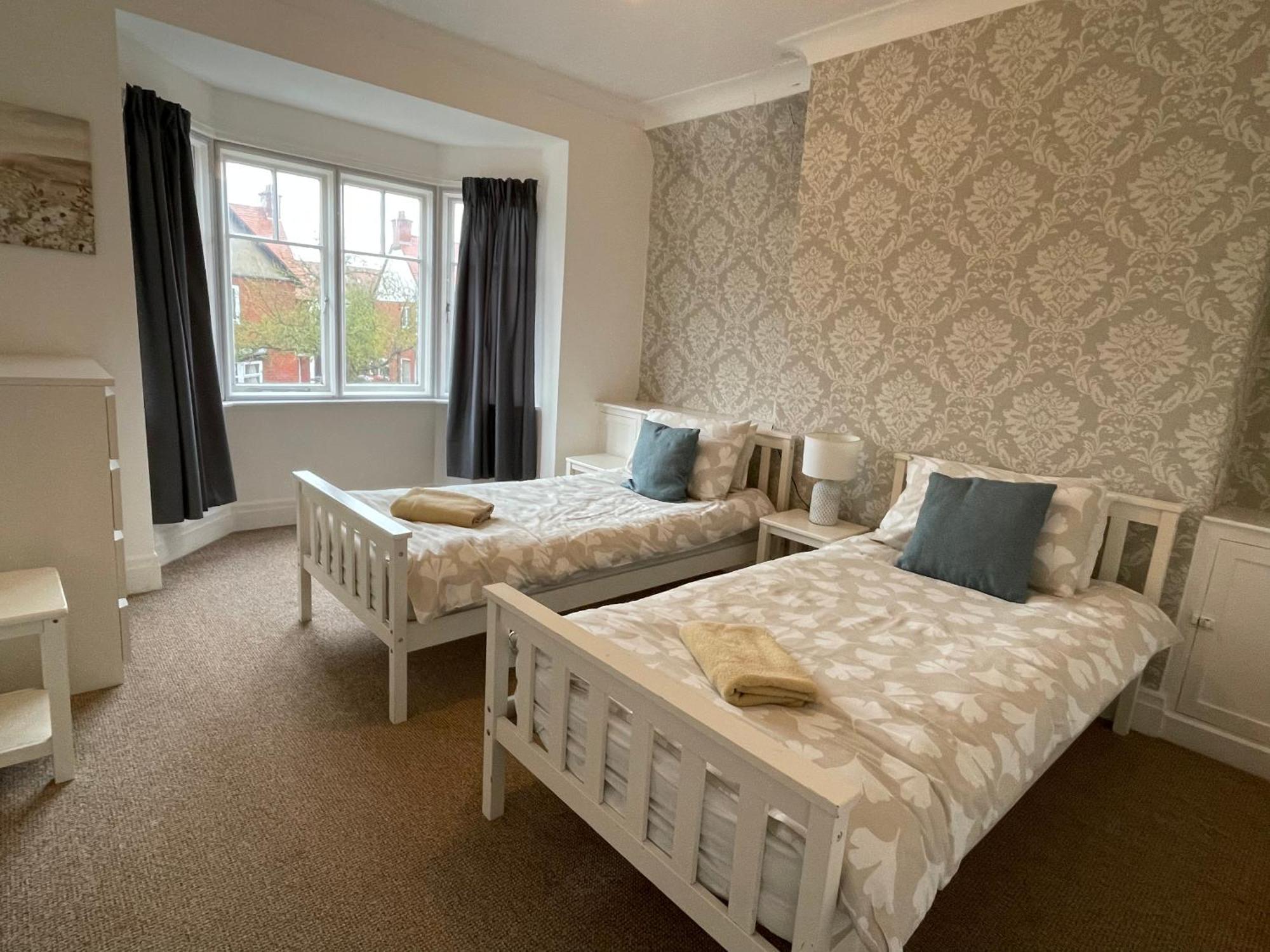 Large 5 Bed House In Scarborough Near The Beach, Large Garden & Hot Tub Exterior photo