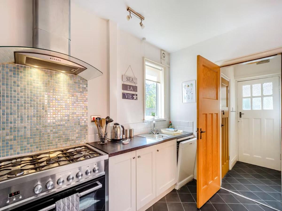 Large 5 Bed House In Scarborough Near The Beach, Large Garden & Hot Tub Exterior photo