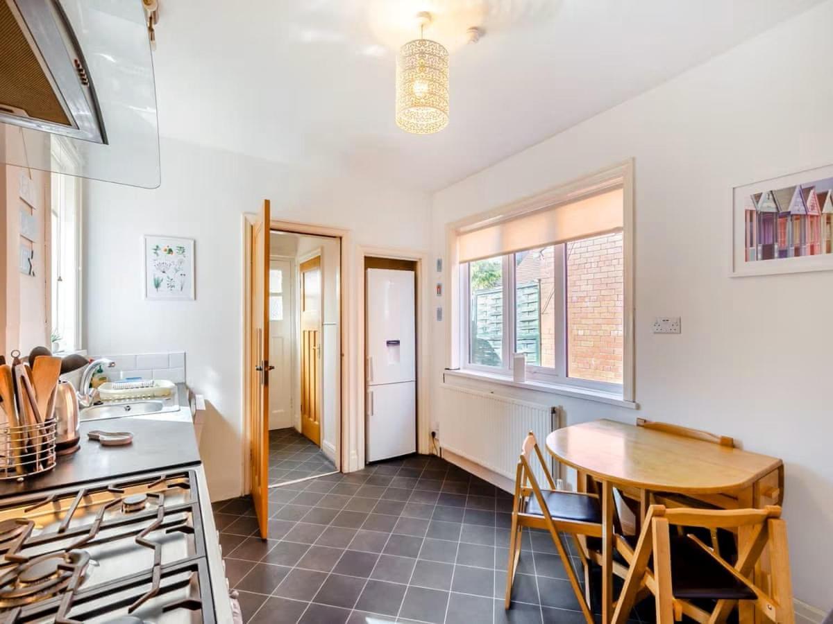 Large 5 Bed House In Scarborough Near The Beach, Large Garden & Hot Tub Exterior photo