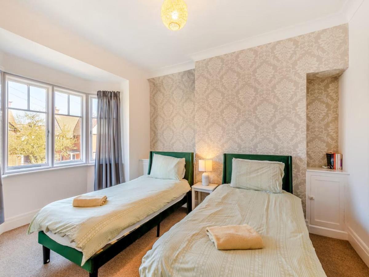 Large 5 Bed House In Scarborough Near The Beach, Large Garden & Hot Tub Exterior photo
